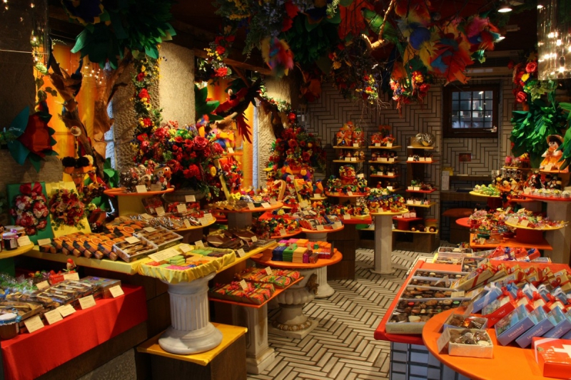 vente-ST PIERRE-min_candy_store_chocolate_shop_chocolate_switzerland-393515