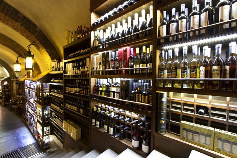 vente-ST PIERRE-min_world_street_travel_shop_canon_georgia_wine_bottles-429767